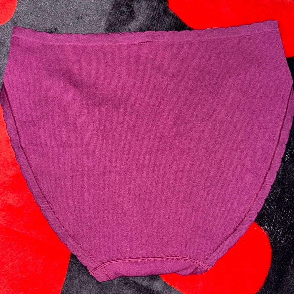 SEAMLESS
Seamless High-Leg Brief Panty‎ - Picture 2 of 3
